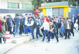 Çete, silah ve bıçak okullara girdi