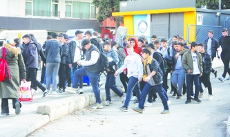 Çete, silah ve bıçak okullara girdi
