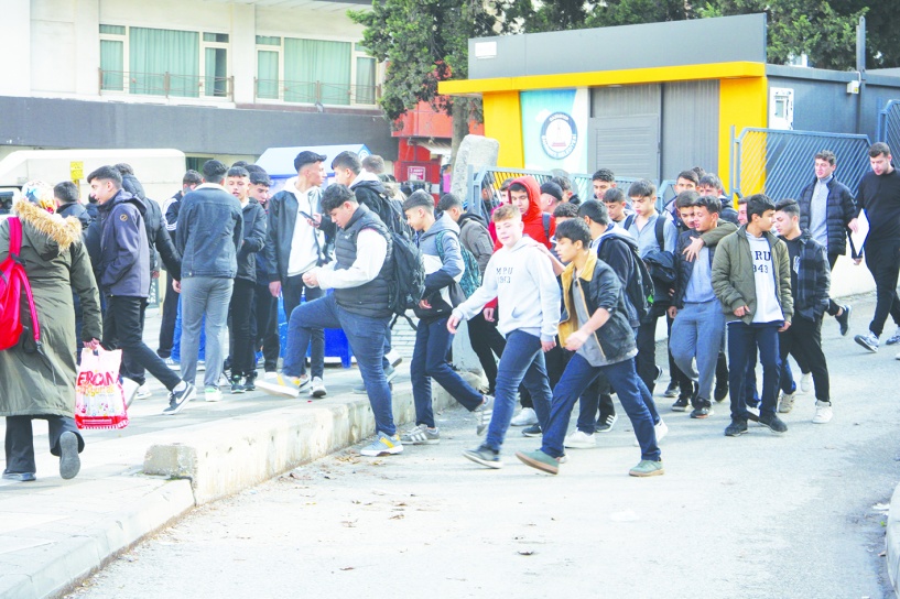 Çete, silah ve bıçak okullara girdi