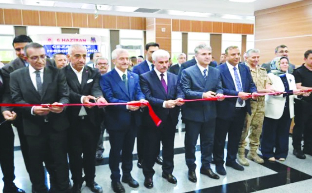 Cezaevi personeli ve mahkumlarca yapılan el sanatları sergisi açıldı