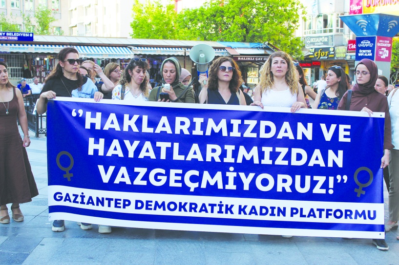 İktidarın önceliği kadını korumak, şiddeti  önlemek ve eşit yaşam koşulları olmalı