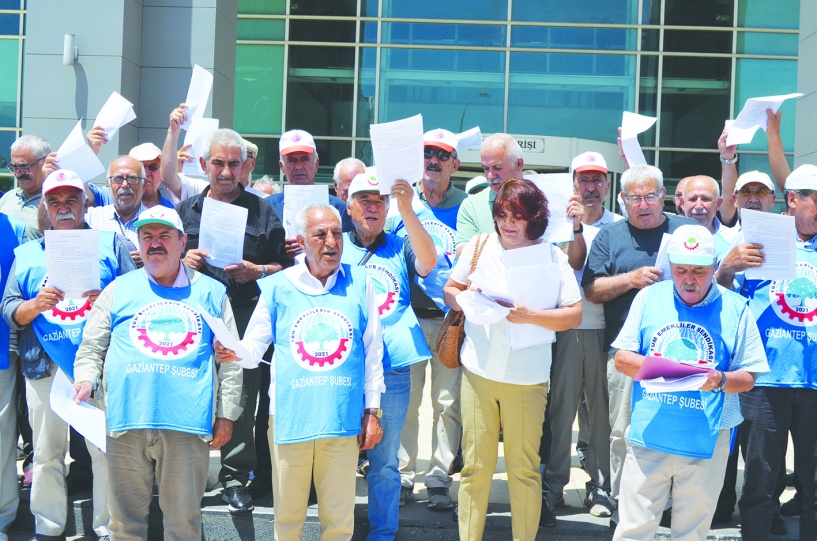 Tüm emeklilere yılda 4 defa 1’er  aylık tutarında ikramiye ödenmeli