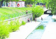 Çocuklar, tehlikeli sularda yüzüyor