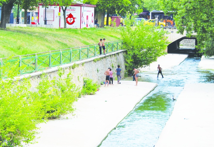 Çocuklar, tehlikeli sularda yüzüyor