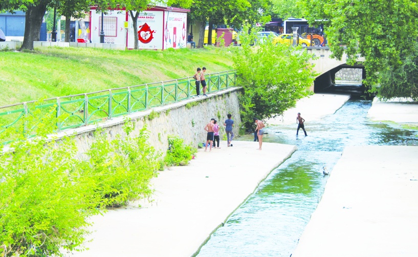Çocuklar, tehlikeli sularda yüzüyor