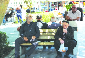 Vatandaş, sadece yaşamak  ve karnını doyurmak derdinde