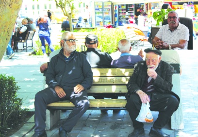 Vatandaş, sadece yaşamak  ve karnını doyurmak derdinde