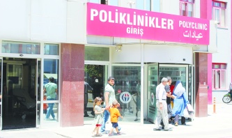 Sağlık sistemi hizmet veren emekçileri  hasta ediyor ve yaşamlarına mal oluyor