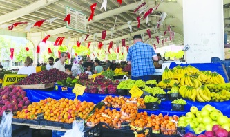 Dar gelirli meyvenin yanına yaklaşamıyor