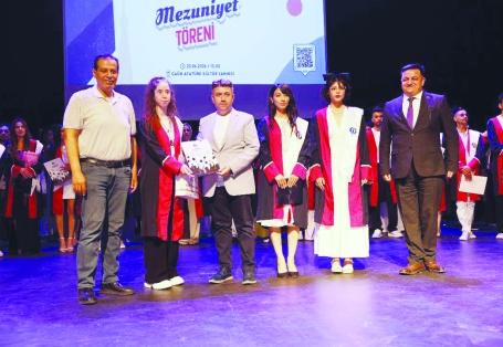 Halı Tasarımı Programı öğrencileri diplomalarını aldı