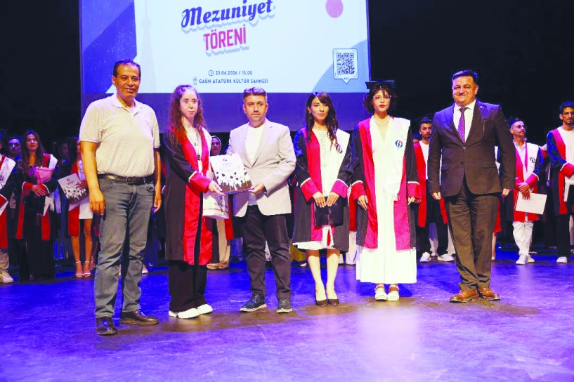 Halı Tasarımı Programı öğrencileri diplomalarını aldı