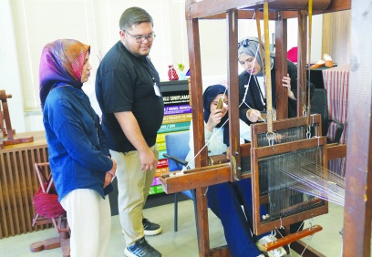 Gençlere kutnu kumaşı dokuması öğretiliyor