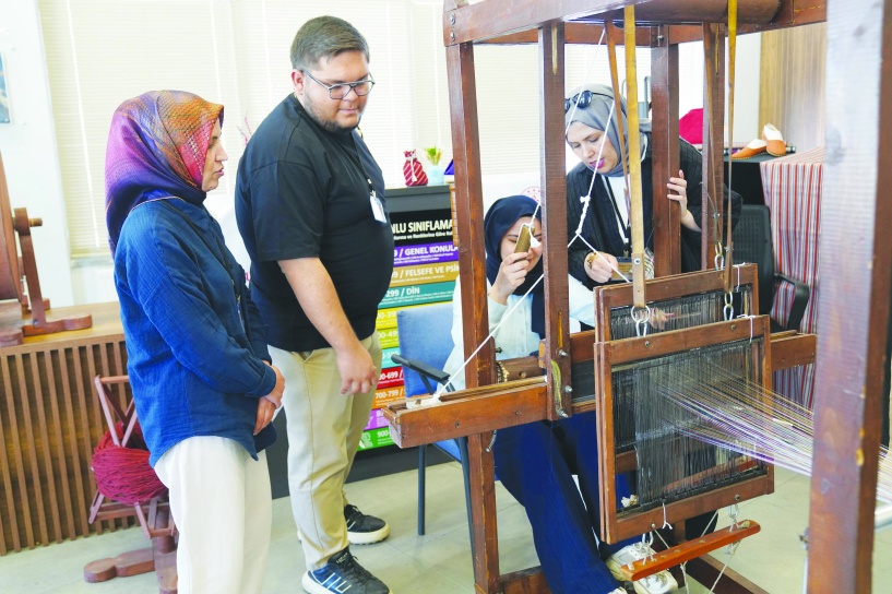 Gençlere kutnu kumaşı dokuması öğretiliyor