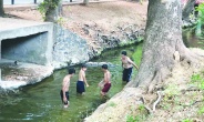 Fakir aile çocuğunun serinleme keyfi