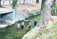 Fakir aile çocuğunun serinleme keyfi