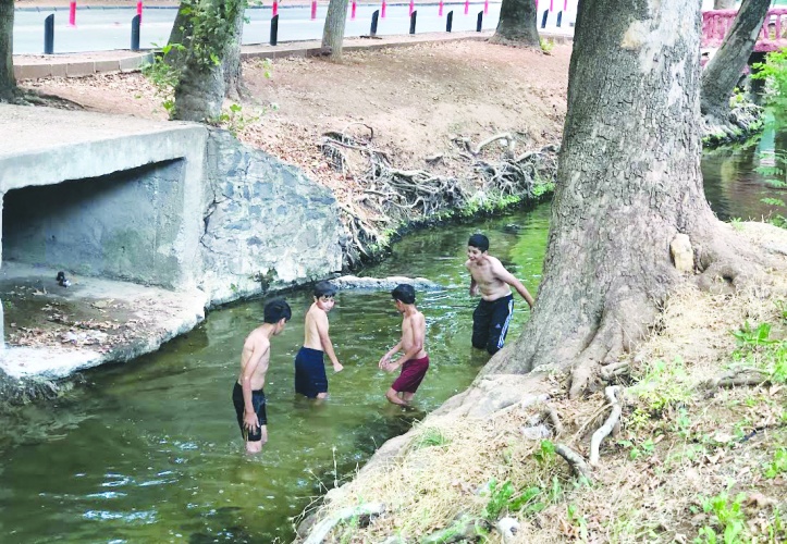Fakir aile çocuğunun serinleme keyfi