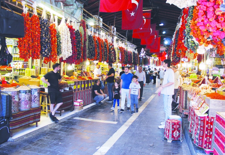 Gurbetçiler, Almacı Pazarı  esnafının yüzünü güldürdü