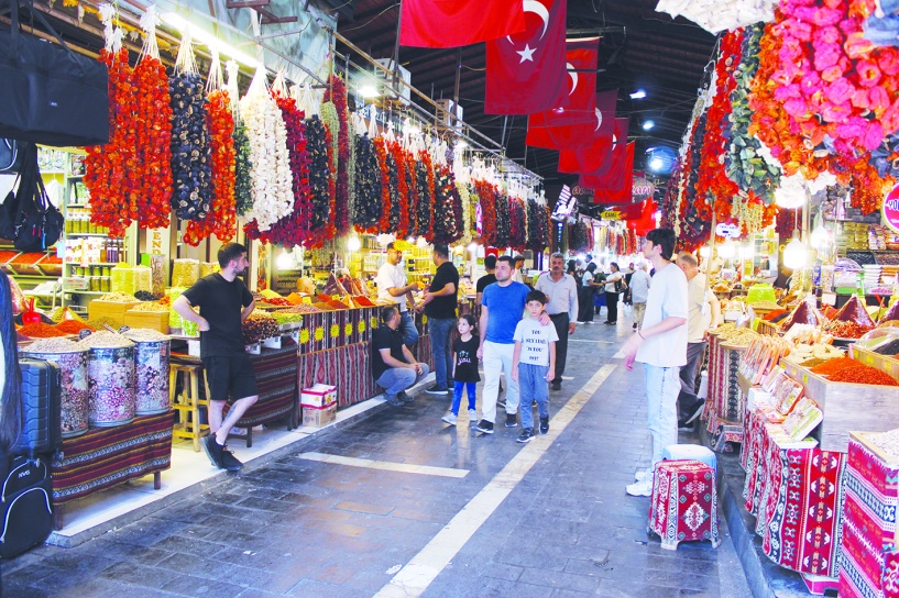 Gurbetçiler, Almacı Pazarı  esnafının yüzünü güldürdü