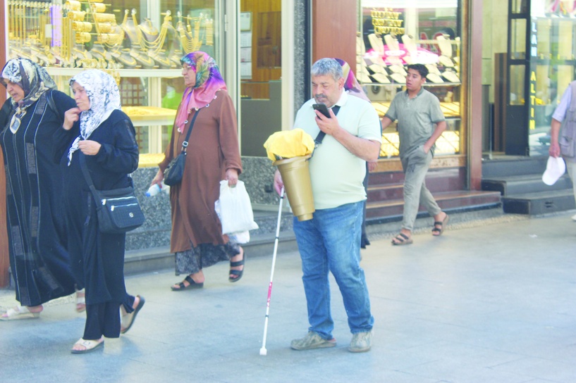 Kaldırımlardaki ağaç ve tabelalar  görme engeliler için risk yaratıyor