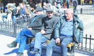 Emekliler çöpten  ekmek topluyor