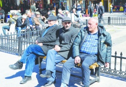 Emekliler çöpten  ekmek topluyor