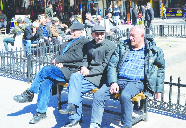 Emekliler çöpten  ekmek topluyor