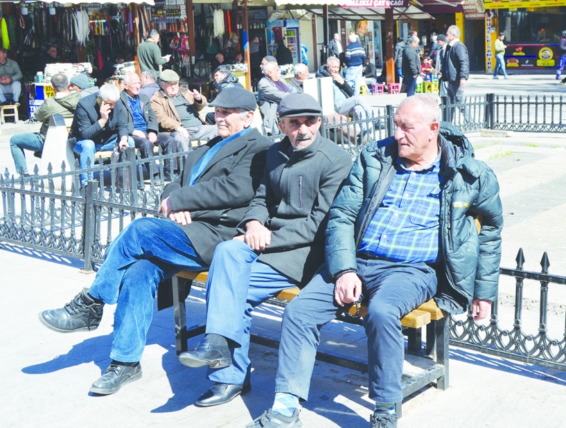 Emekliler çöpten  ekmek topluyor