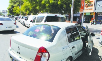 Sürücüler, otobüs duraklarını  kullanmaya devam ediyor