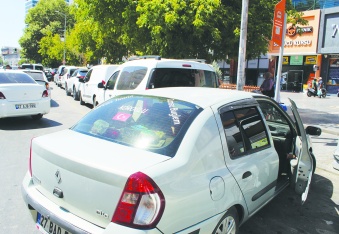 Sürücüler, otobüs duraklarını  kullanmaya devam ediyor