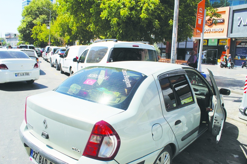 Sürücüler, otobüs duraklarını  kullanmaya devam ediyor