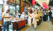 Bakıyorlar, fiyat soruyorlar, ama almıyorlar