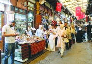 Bakıyorlar, fiyat soruyorlar, ama almıyorlar