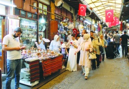 Bakıyorlar, fiyat soruyorlar, ama almıyorlar