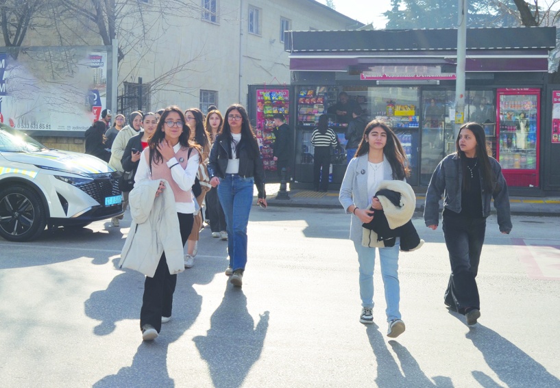 Onbinlerce öğrenci ve aile  ağır baskı altında bırakıldı