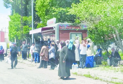 Ucuz ekmek ve yağ kuyrukları yaşamın parçası haline geldi
