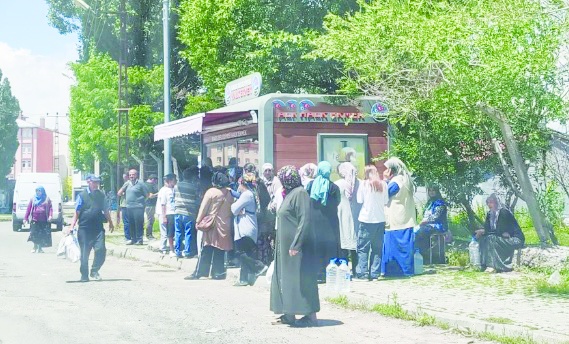 Ucuz ekmek ve yağ kuyrukları yaşamın parçası haline geldi