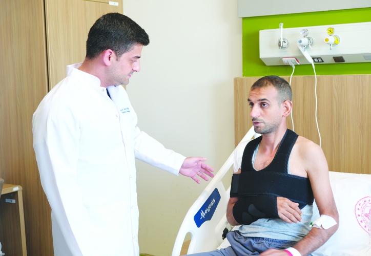 Dizden alınan sağlıklı kıkırdak omuzuna nakledildi