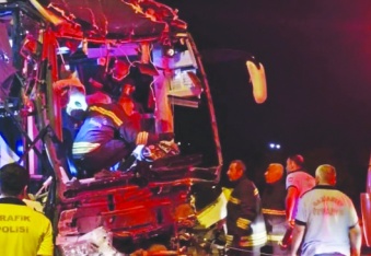 Kazada 2 kişi yaşamını yitirdi, 22 yolcu yaralandı