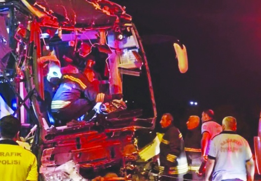 Kazada 2 kişi yaşamını yitirdi, 22 yolcu yaralandı