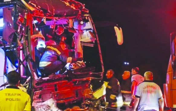Kazada 2 kişi yaşamını yitirdi, 22 yolcu yaralandı