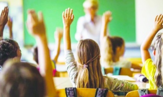 Çocuğu ilkokula başlayacak kamu çalışanları günde 3 saat idari izinli olacak