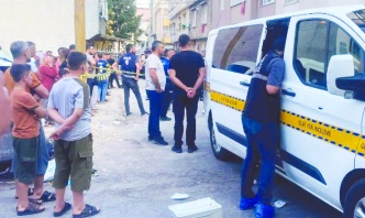Eşini öldürdü, sokağa çıkıp rastgele ateş açtı; 3'ü çocuk, 4 yaralı!