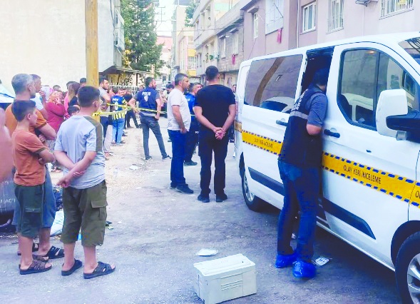 Eşini öldürdü, sokağa çıkıp rastgele ateş açtı; 3'ü çocuk, 4 yaralı!