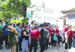 Çocuklar okula giderken can  güvenliğinden emin değil!