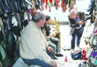 Ayakkabısını tamir ettiren ettirene