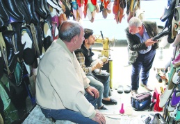Ayakkabısını tamir ettiren ettirene
