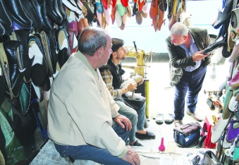 Ayakkabısını tamir ettiren ettirene