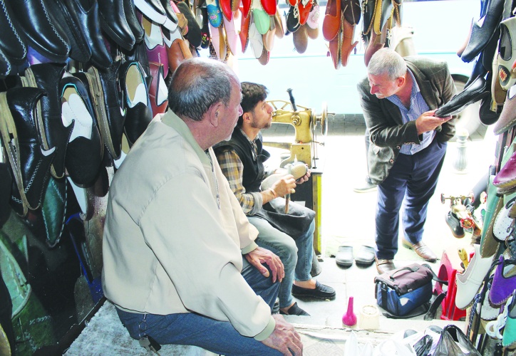 Ayakkabısını tamir ettiren ettirene