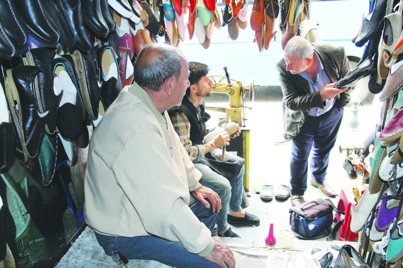 Ayakkabısını tamir ettiren ettirene