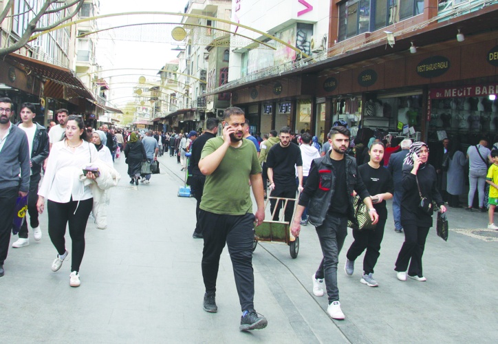 Vatandaş yaşamını kredi  ve kredi kartıyla sürdürüyor